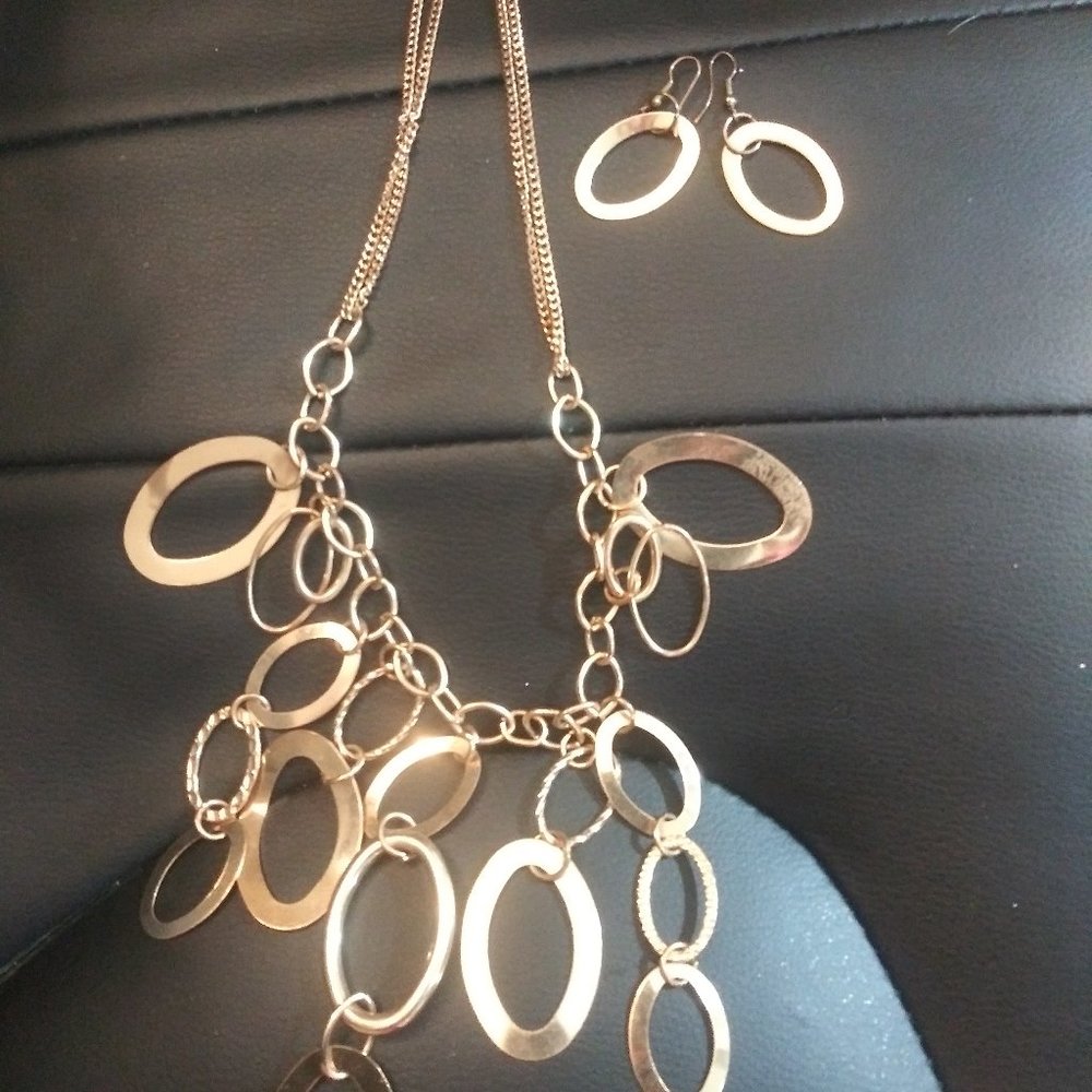 Gold circles necklace w/matching earrings